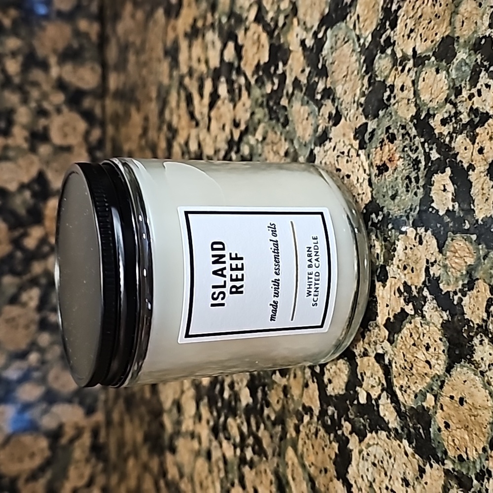 White Barn Island Reef single wick candle